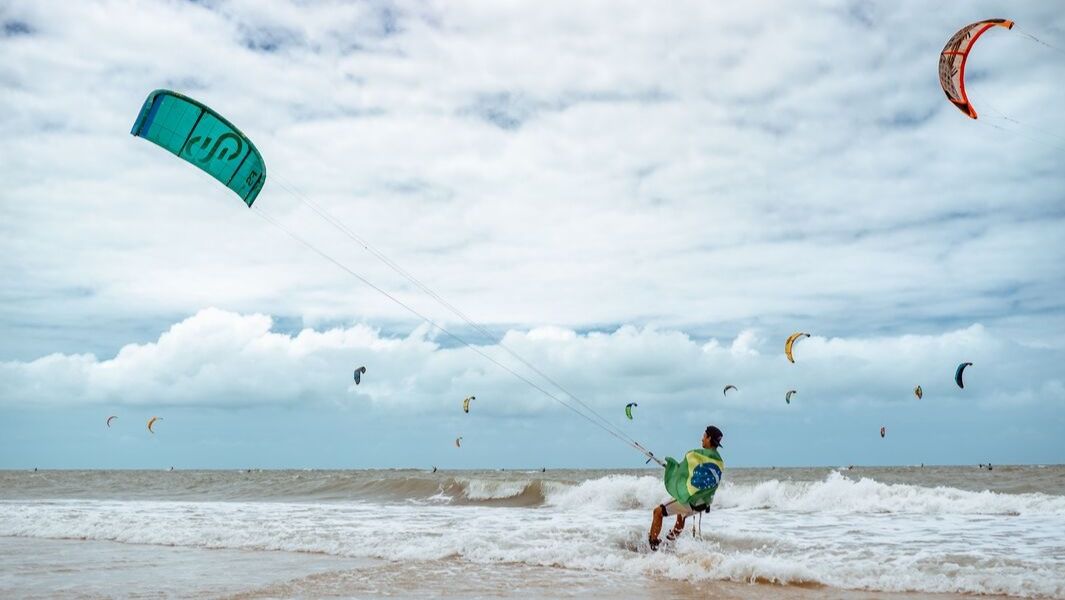 Ceará quebra recorde mundial para gerar consciência ambiental: 596 kitesurfistas fizeram história na Praia de Cumbuco