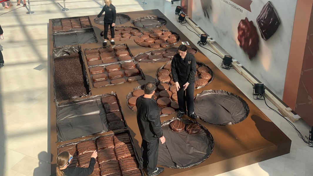 A maior caixa de chocolate do mundo pesa mais que um rinoceronte.