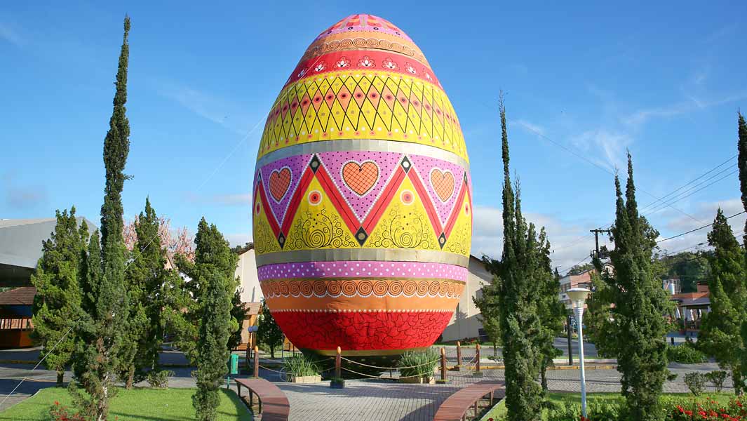 Um ovo de páscoa gigante é destaque na cidade de Pomerode no Brasil