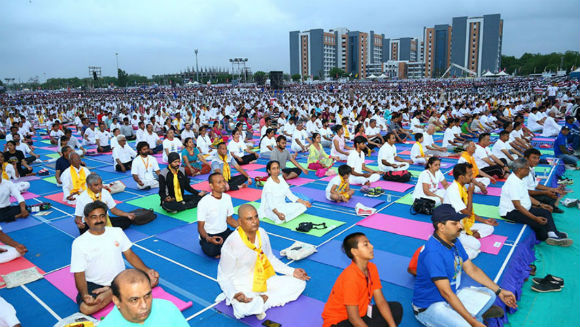 A maior aula de yoga: 54.522 participantes quebraram o recorde na Índia