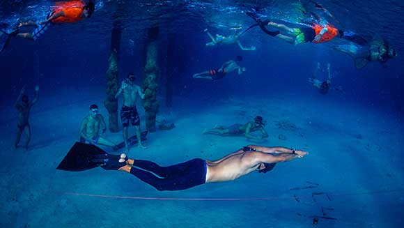 Vídeo: mergulhador venezuelano nadou 177 metros embaixo da água sem o auxílio de equipamentos para respirar