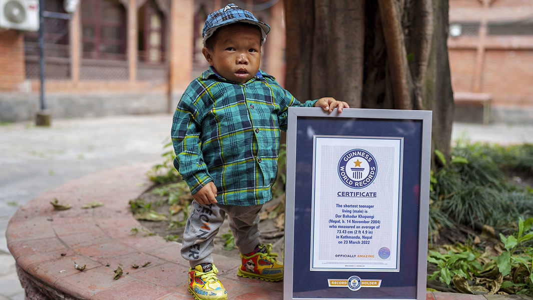Adolescente nepalês confirmado como o menor homem do mundo